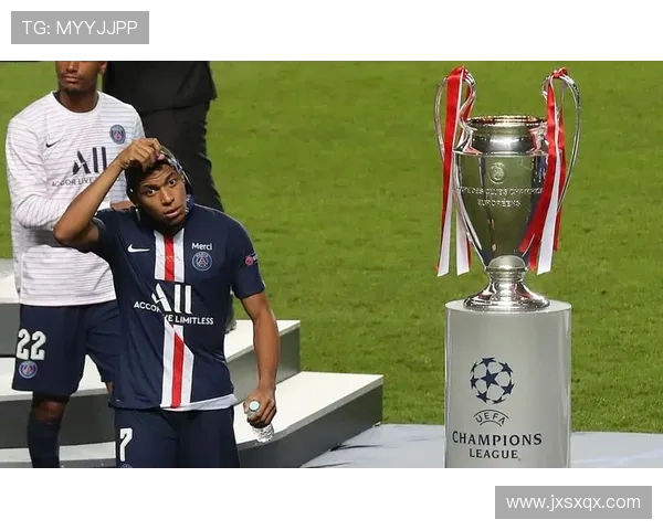 姆巴佩争抢中意外倒地主动示意换人球迷心忧望无大碍